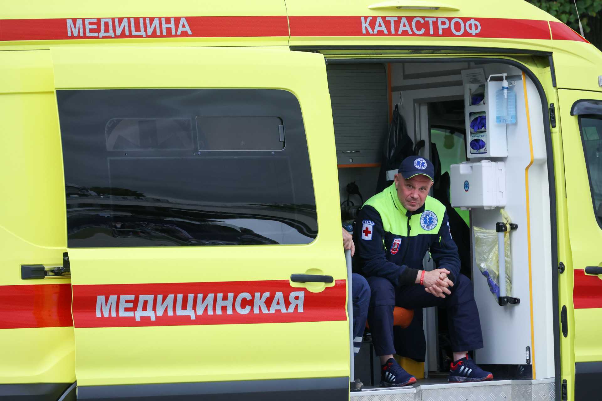 Жительница Краснодара оказалась в шаге от потери руки из-за натянутого в темноте троса