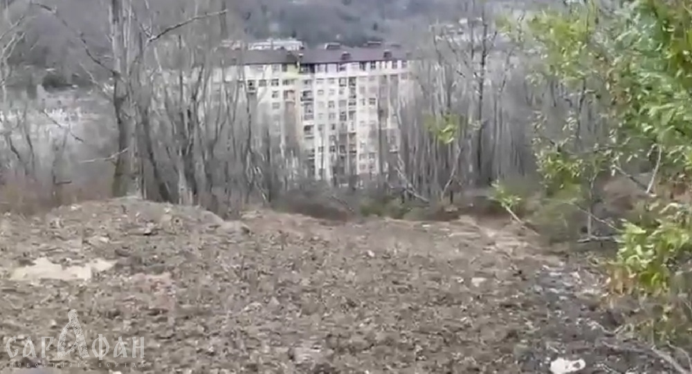 В Сочи оползень движется к жилому многоквартирному дому