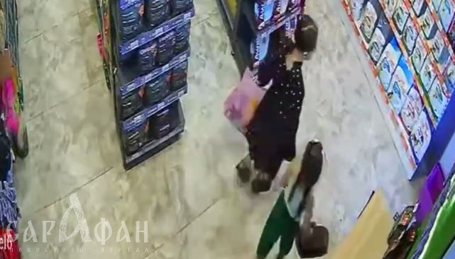 Мама с коляской отвлекала, а дети все кидали в пакет: в Краснодаре цыгане обнесли полки магазина средь белого дня