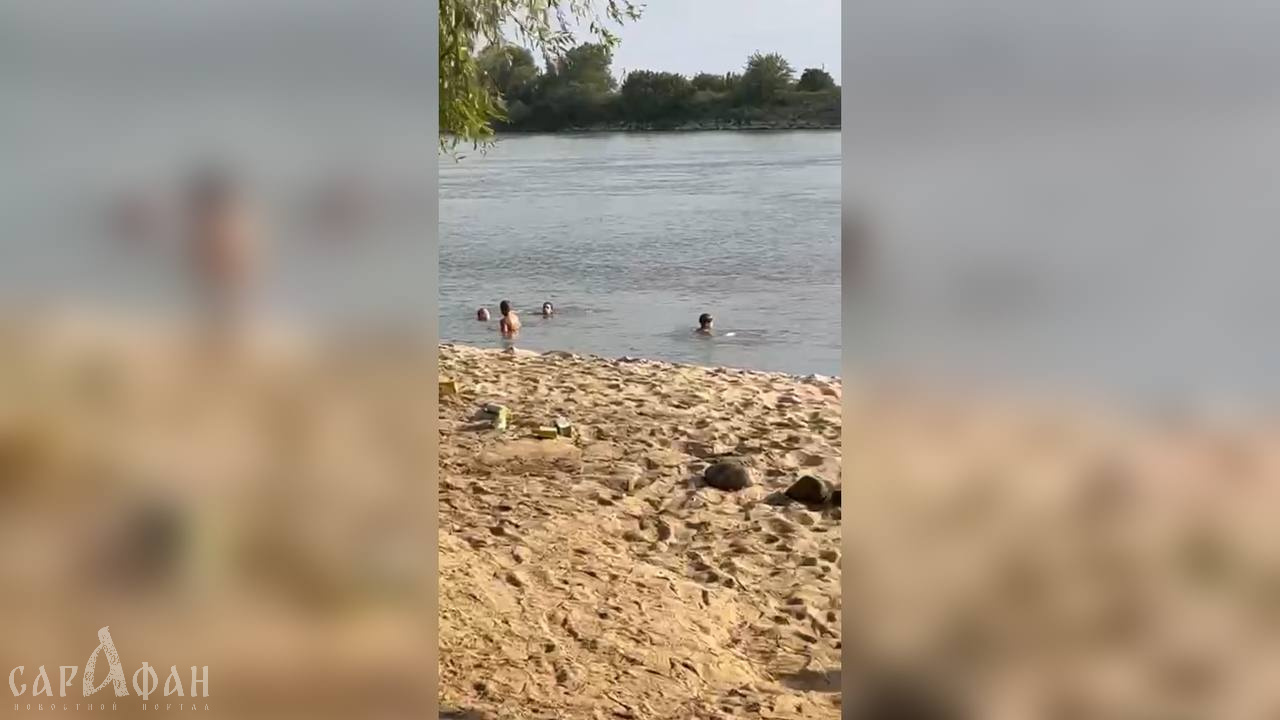 Без взрослых и в запрещенном месте: малолетние попали на камеру во время опасного развлечения в Краснодаре 