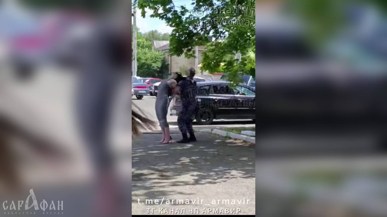 «Ломай меня, давай!»: агрессивная пьяная дама кидалась на мужчин в погонах посреди улицы в Краснодарском крае