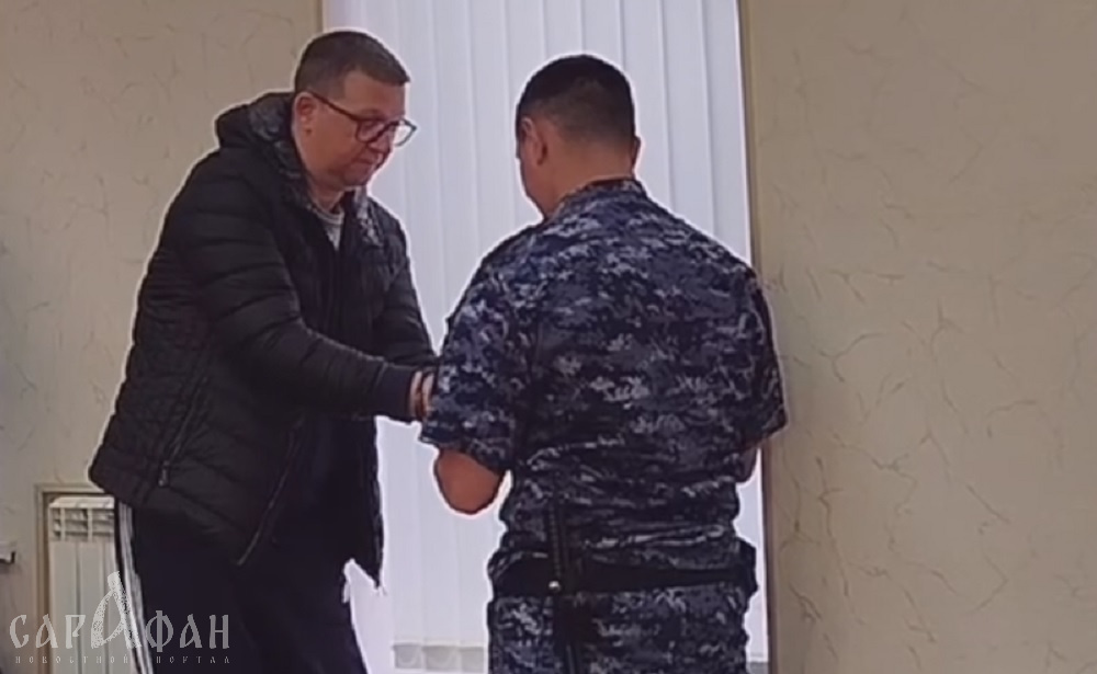 Главврач сочинской больницы и его зам украли у сотрудников премии и брали взятки за кислород