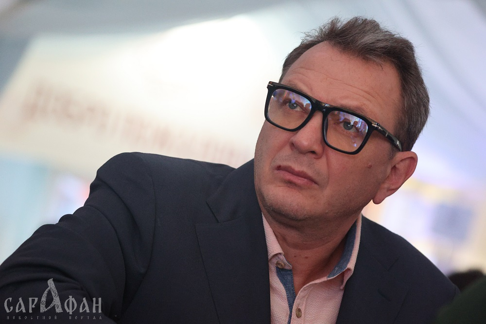 «Сказал, что все пропил, а я инвалид»: сводный брат Марата Башарова заявил об унижении со стороны актера 