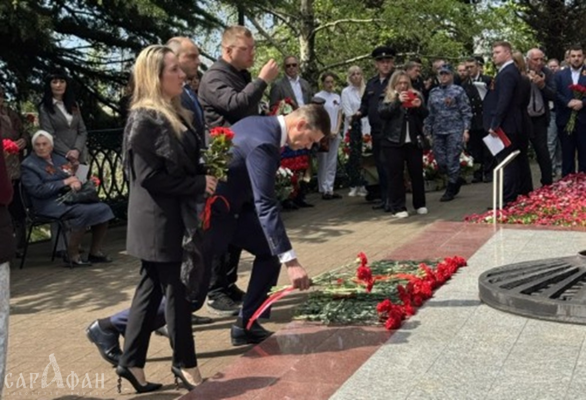 В Туапсе склонили головы у мемориала павшим солдатам и мирным жителям в Великой Отечественной войне