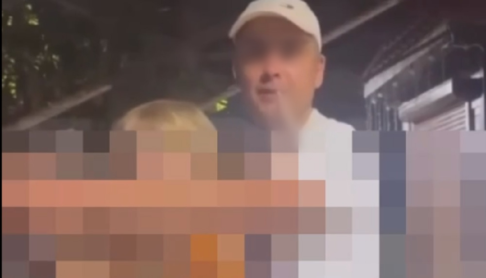 «В лицо бы как плюнул тебе!»: сочинец с ребенком на самокате и сигаретой в зубах обложил матом женщину, которая фыркнула носом на его просьбу