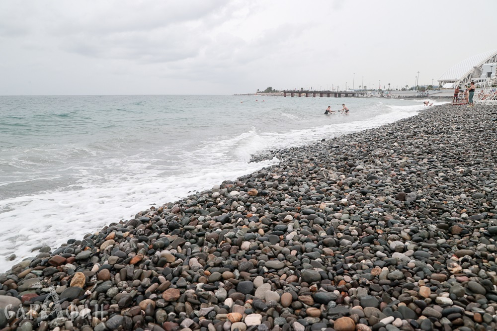 Маленькое тельце распласталось на гальке у кромки воды: загадочную и крайне пугающую находку обнаружили туристы на сочинском пляже