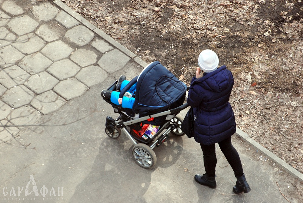 «Там только пальцем помахали и все»: зависимая мать годами избегает ответственности, а в высоких кабинетах Апшеронска не замечают брошенных на произвол судьбы детей