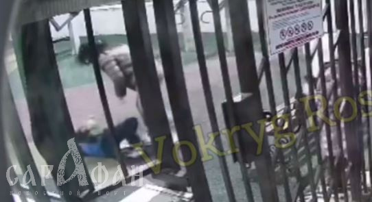 Одному заехала по лицу, второму вцепилась в горло: подобно «мегере» женщина зверски расправилась с детьми в Краснодаре, не давая подняться лежащему в ее ногах несчастному мальчишке 