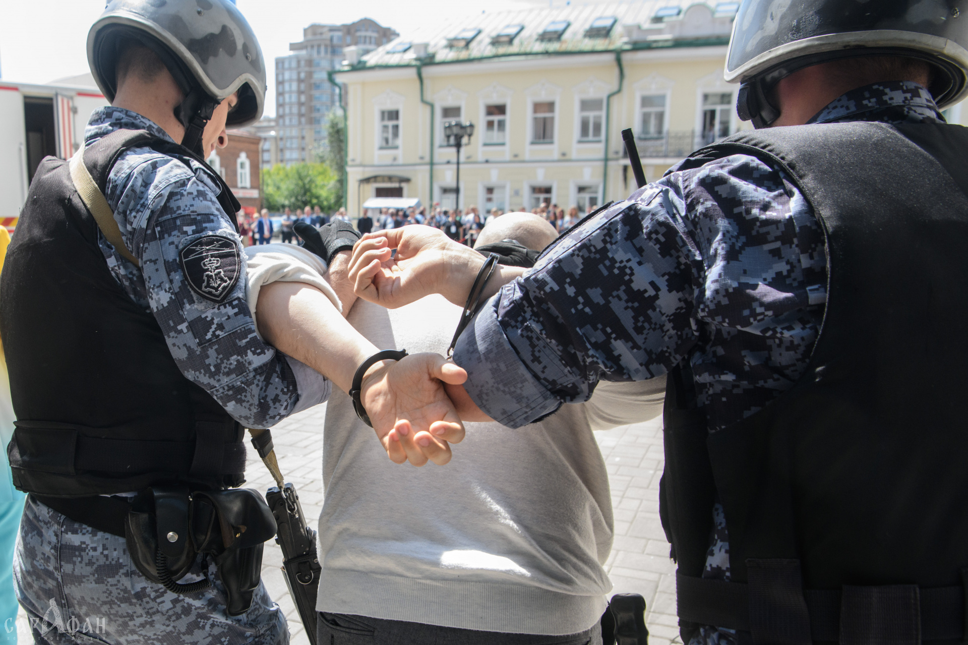 Бежал «навеселе» и врезался в авто: виновника необычного ДТП на дороге задержали в Крымске