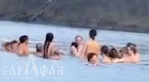 Орава без полосатых купальников, врывающаяся по прилюдной наготе в Сочи, все же натянула одежду для явки в суд