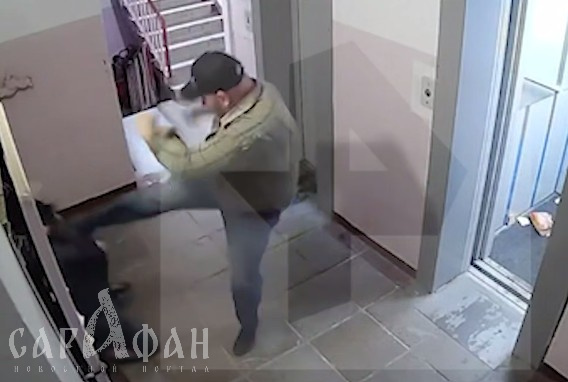 «Уже в лифте заметил, что истекает кровью»: малыш онемел от страха, пока осатаневший бугай дубасил ногами его брата на полу подъезда, называя «щенком» 