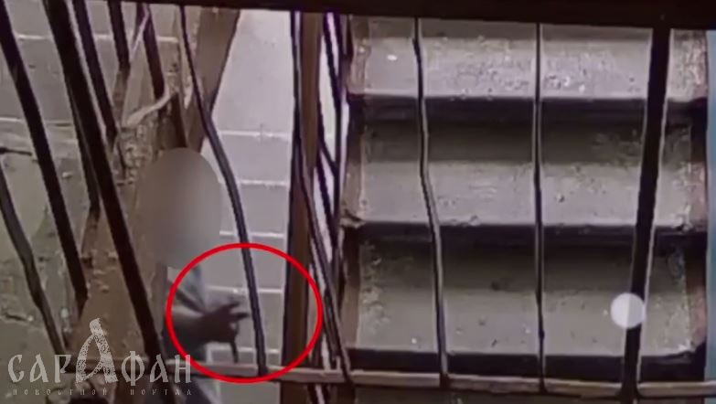 Буйная кровожадная дама изрезала своего полуголого супруга в подъезде