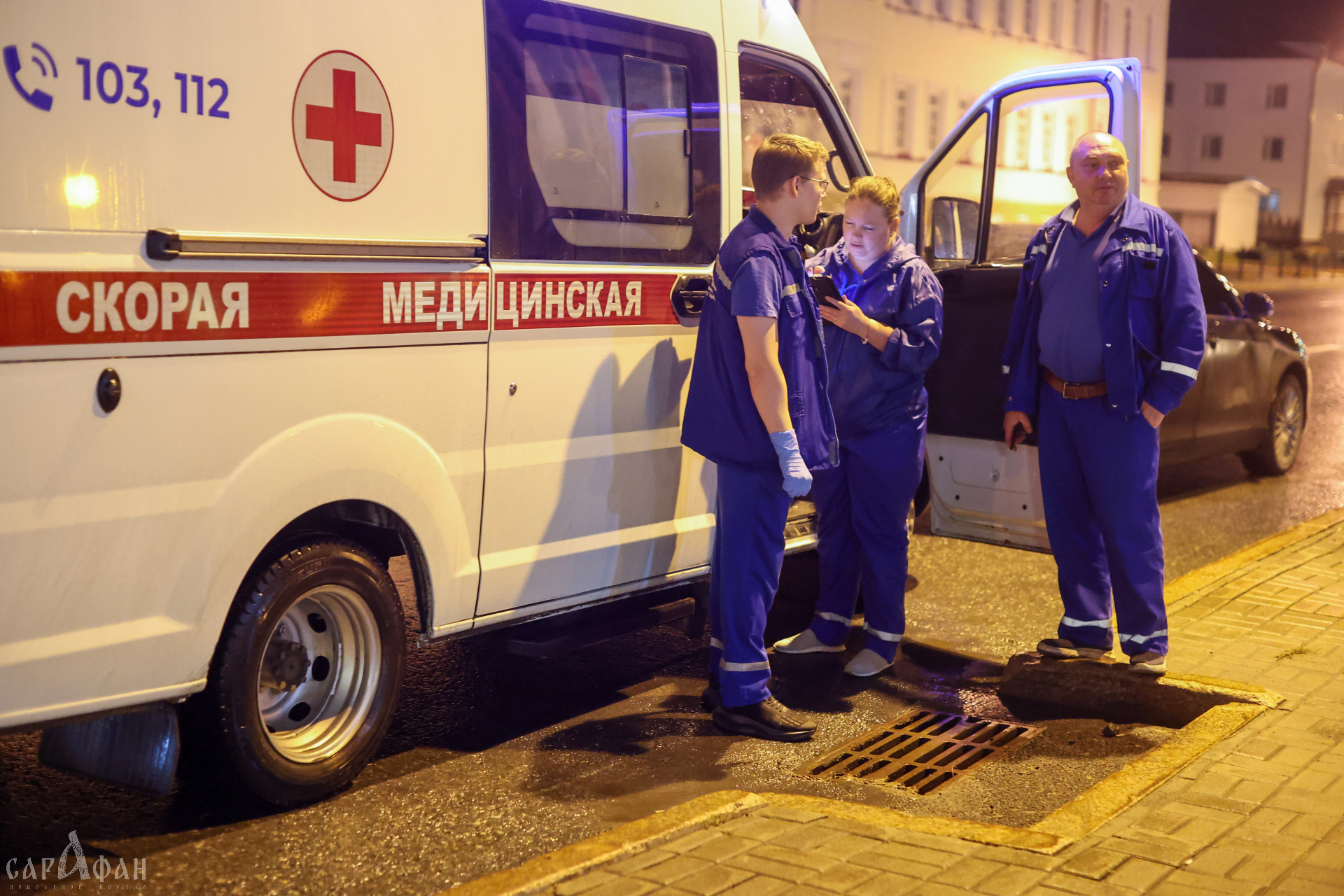 Еле полз на животе к спасителям: два разложившихся тела на полу и на кровати задали задачу правоохранителям