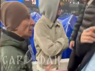 «Вы че творите?»: хабалистые мужики налетели коршунами на школьника, вырвав из рук многолетнюю мечту, полученную от краснодарского футболиста 