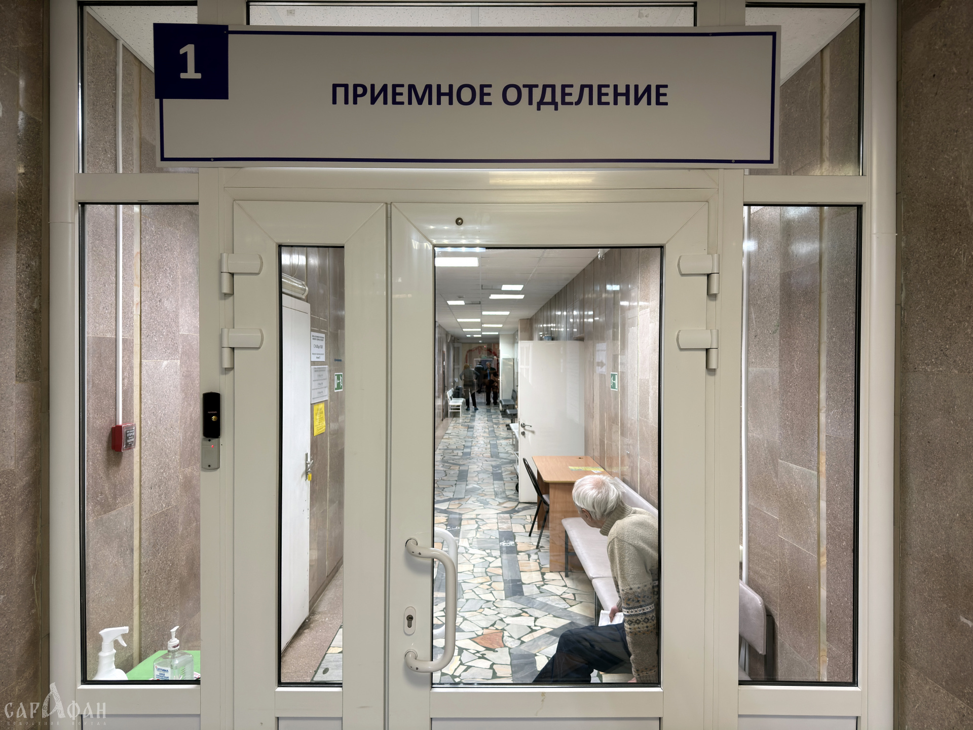 Приезжая мать столкнулась с безразличием новороссийской администрации и коротает время с ребенком-инвалидом в травмпункте