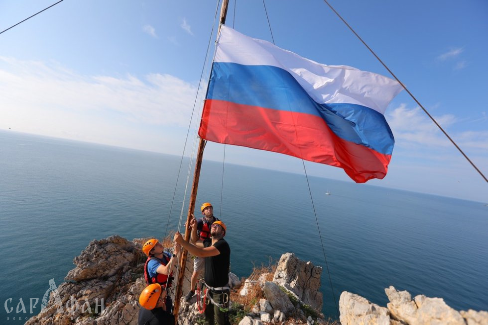 Флаг России подняли на скалах Адаларах в Черном море у берегов "Артека"
