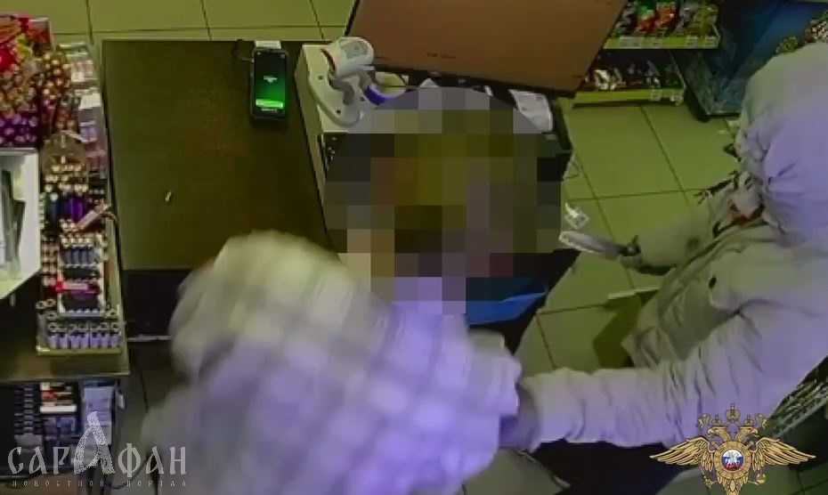 Непутевого маскировщика-разбойника с ножом задержали на Кубани