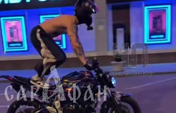 Был сверху и двигал рукой ниже пояса: в Краснодаре полуголый байкер превратил городскую дорогу в декорацию для похабного видео 