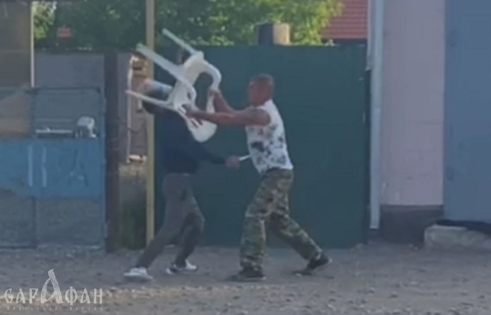 На Кубани постоянный покупатель получил ножом в живот, но продолжил защищать продавца от грабителя с табуретом в руках