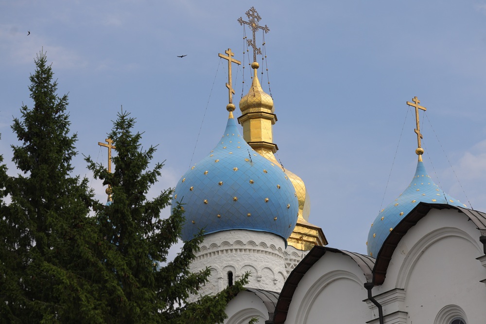 Обломки беспилотника упали на сочинский храм и ранили семилетнего ребенка