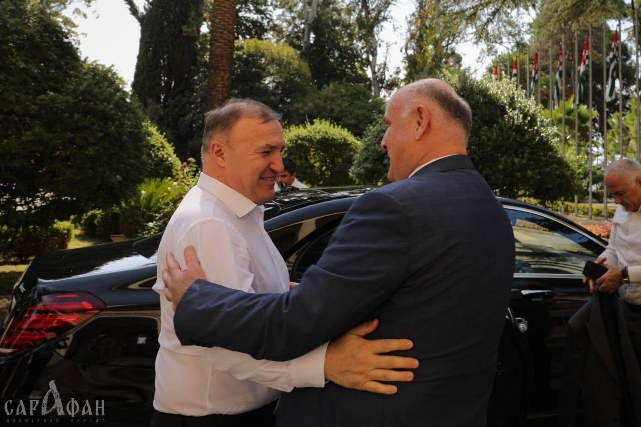 Глава Адыгеи находится в Абхазии с рабочим визитом 