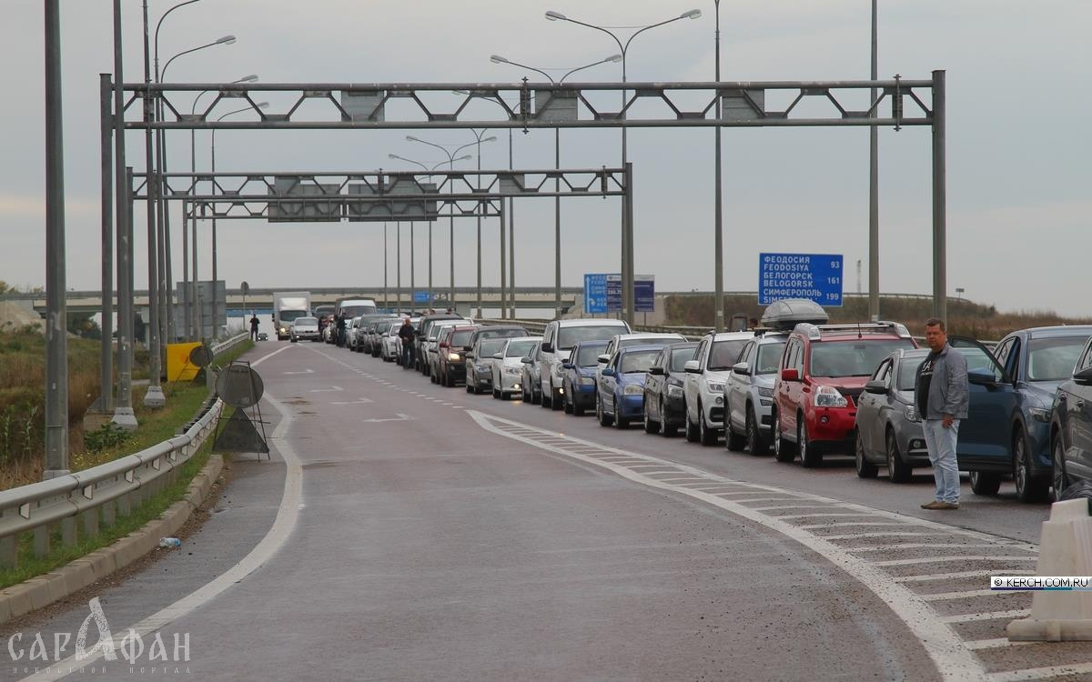 В очереди на Крымский мост скопилось около 300 машин