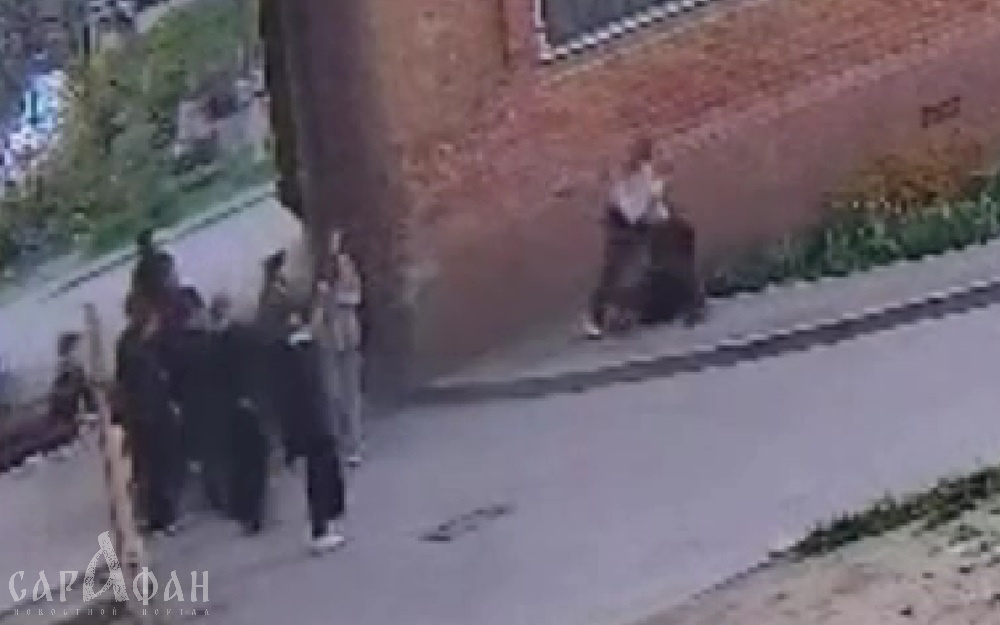 Плевали в лицо, а она считала трещины на асфальте: школьница на коленях глотала слезы и пыль с ботинок осатаневших подростков, которые даже не думали останавливаться