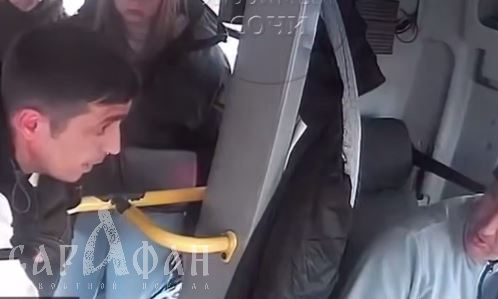 «Ты че, не понял?»: неадекватный пассажир с женским проездным поднял на уши весь салон автобуса криками и одним движением руки