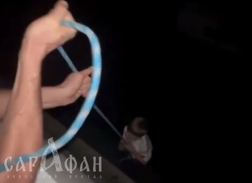 «Держись за канат!»: под смех снимавших все на видео взрослых, маленький мальчик висел на высоте седьмого этажа, судорожно хватаясь за трос