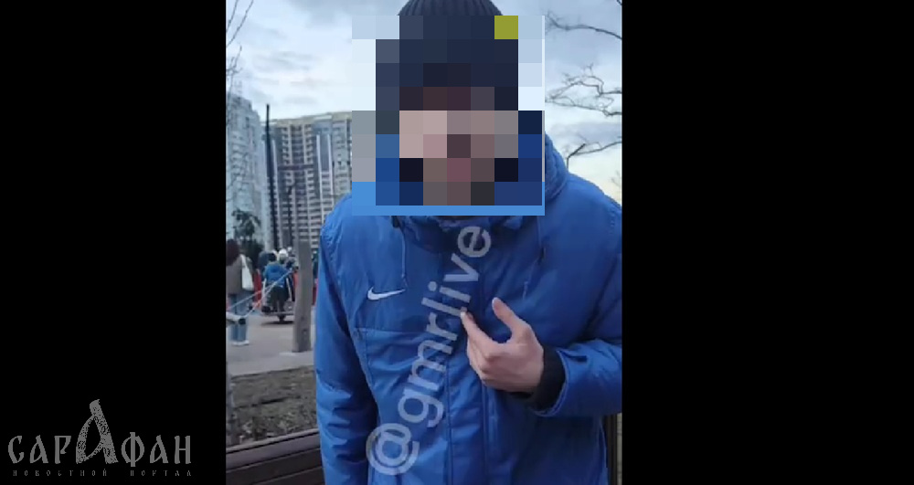 «Ваша мама просила меня спустить штаны»: бульварный торгаш на детской площадке в Краснодаре зазывал прохожих «за гаражи», чтобы отвлечь внимание от сомнительного товара