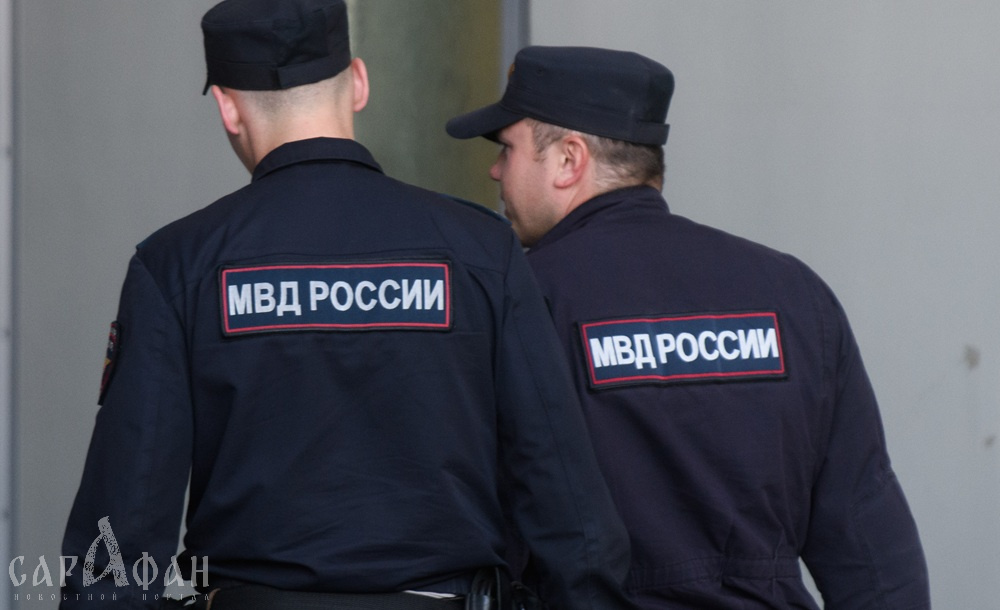 Приезжий положил 20 тысяч рублей под служебный журнал, но кубанский полицейский не повел и глазом