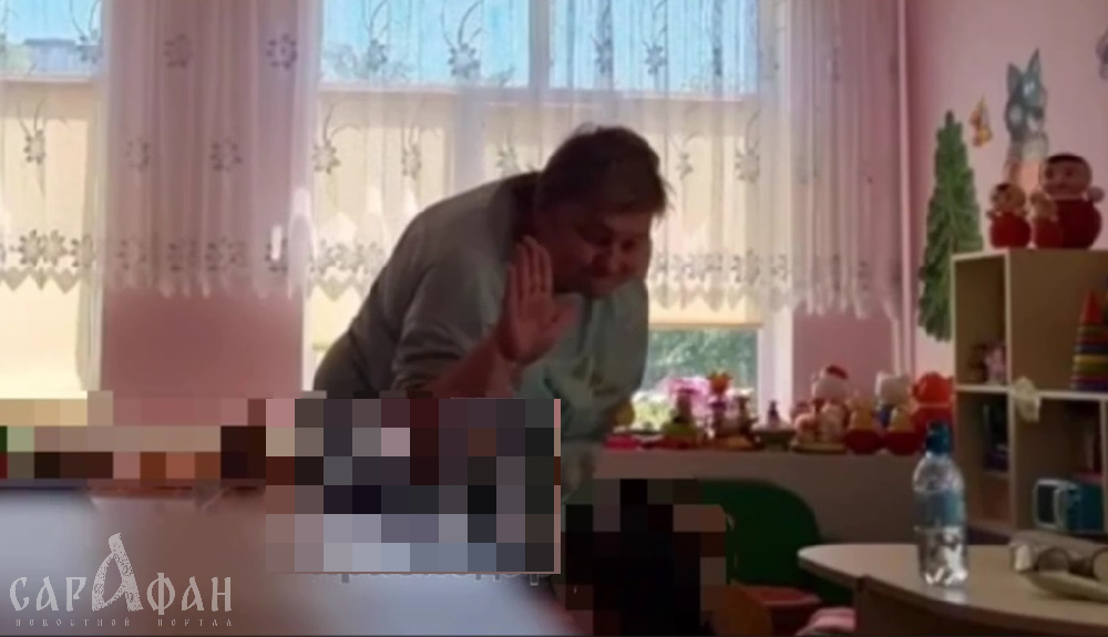 «По морде влеплю!»: тучная воспитательница детсада с набитым ртом и кулаками усмиряла капризную малышку в Новороссийске