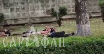«Бухают, спят и тут же опорожняются»: в считанных метрах от памятника жертвам фашизма женщина с ребенком наткнулась на маргиналов в Краснодаре