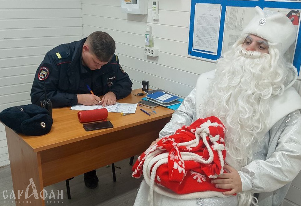 В Анапе «Дед Мороз» превратил бесплатные городские декорации в платную фотостудию