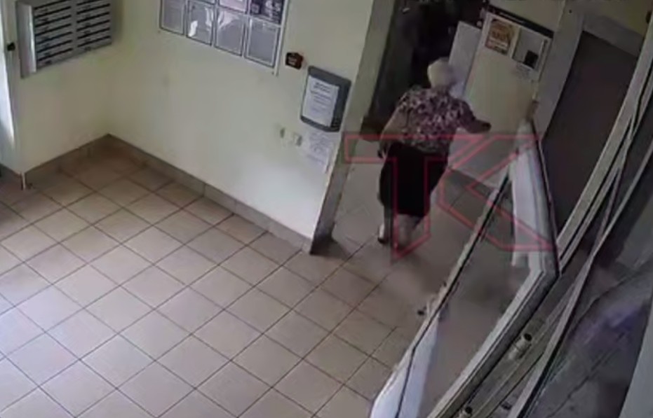 Перешагнул и оставил беспомощно лежать у лифта: агрессивный мужчина с посылкой повалил на пол бабушку-консьержа в краснодарской многоэтажке