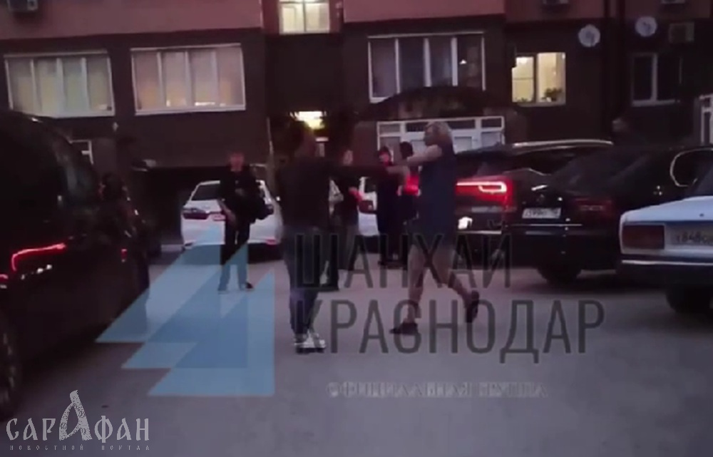 Желала всем смерти и кидалась на машины: разбушевавшаяся блондинка крушила все вокруг, пока ее не ткнули лицом в асфальт прямо во дворе краснодарской многоэтажки