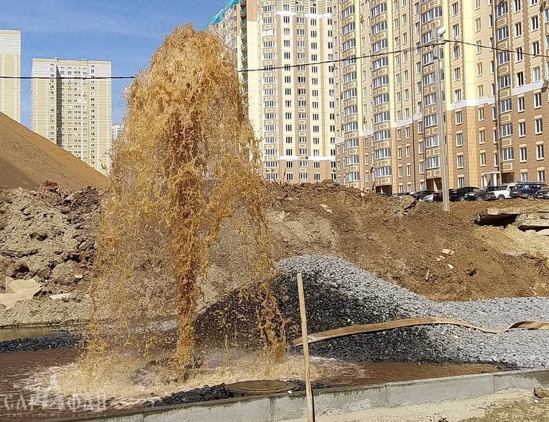 Грязевой фонтан забил в Ростове
