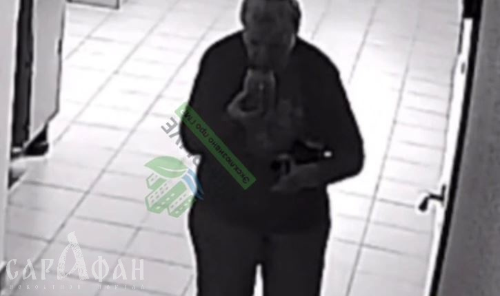 Изрыгала слюну прямо в банку: в Краснодаре пожилая торговка с незамысловатой гулькой стала героиней мерзких и странных кадров