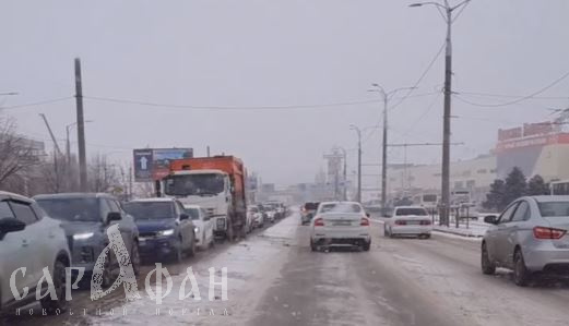 Краснодар сковали снег и пробки