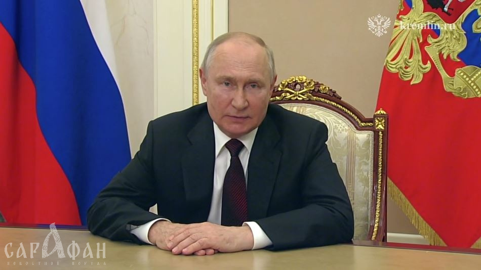 Путин поздравил россиян с Днем защитника Отечества
