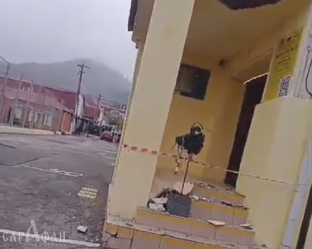 В школе Новороссийска рухнул потолок парадного входа
