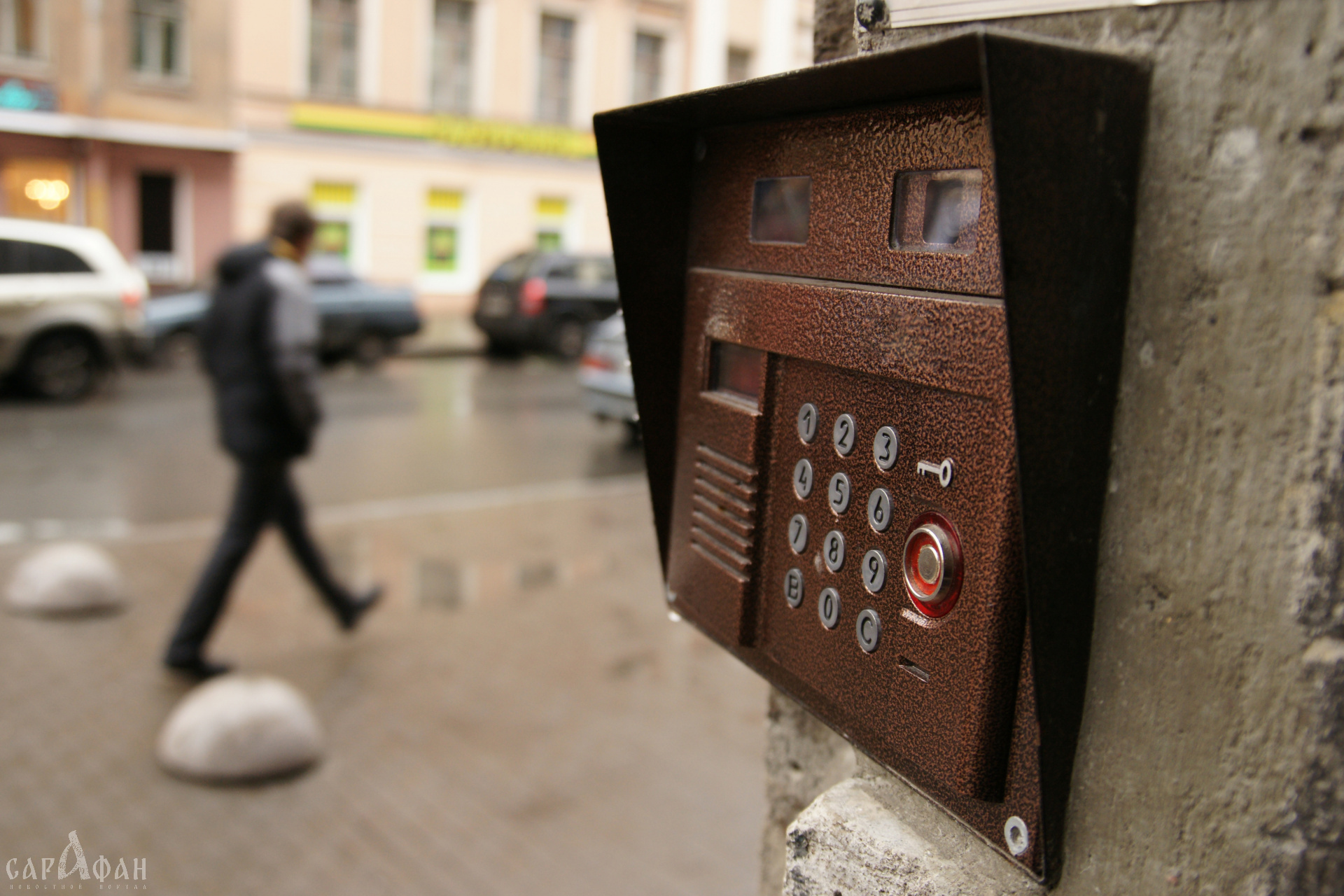 Держит в руках и лижет: камера запечатлела неадекватное поведение мужчины, который не подумал о том, что за ним могут наблюдать