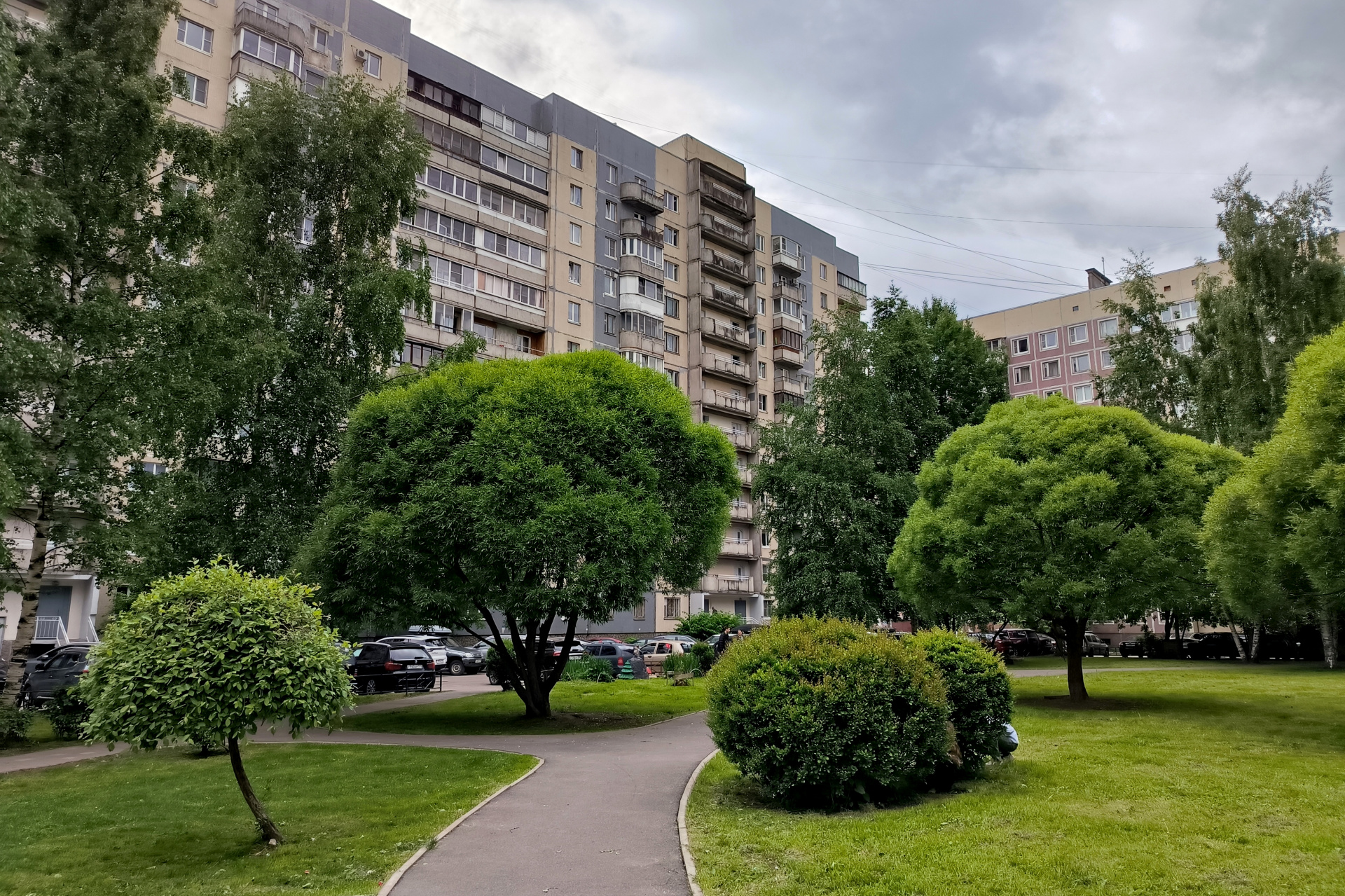 «У меня мурашки, так противно»: извращенец в кустах заливистым свистом привлек внимание прохожей, чтобы у его мерзкого шоу появился хоть один зритель