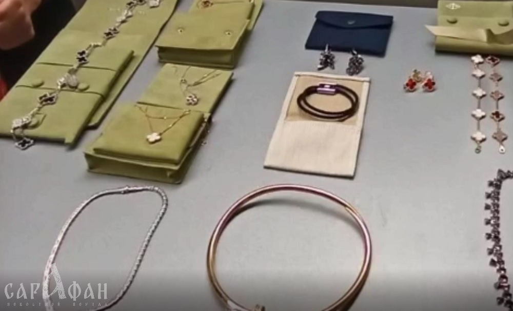 В аэропорту Сочи ушлая контрабандистка распихала украшения по карманам, а огромный алмаз нашли в неожиданном месте