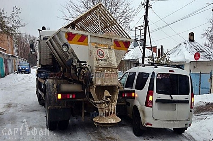 Снегоуборочная машина из-за снега на дороге врезалась в ВАЗ в Ростовской области