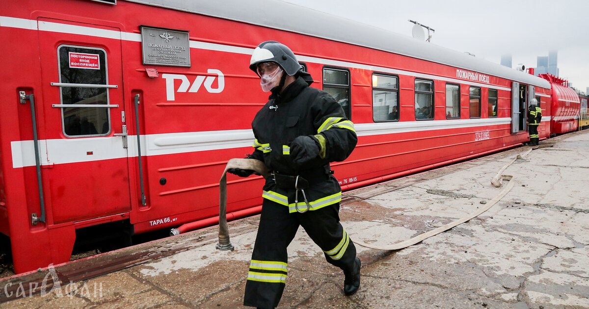 К тушению пожара в Волгограде привлекли пожарный поезд