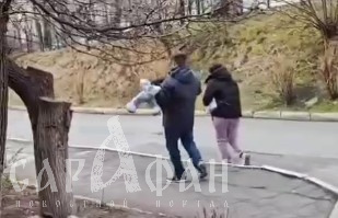Больного и укатанного нес отец на руках: мольбы семьи с ребенком-инвалидом растворились в беспечности охраны краевой больницы