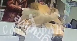 Прилив ярости и режущие стекла: неадекватная клиентка в дубленке с меховым капюшоном разгромила отделение почты в Краснодаре и гордо хлопнула дверью  