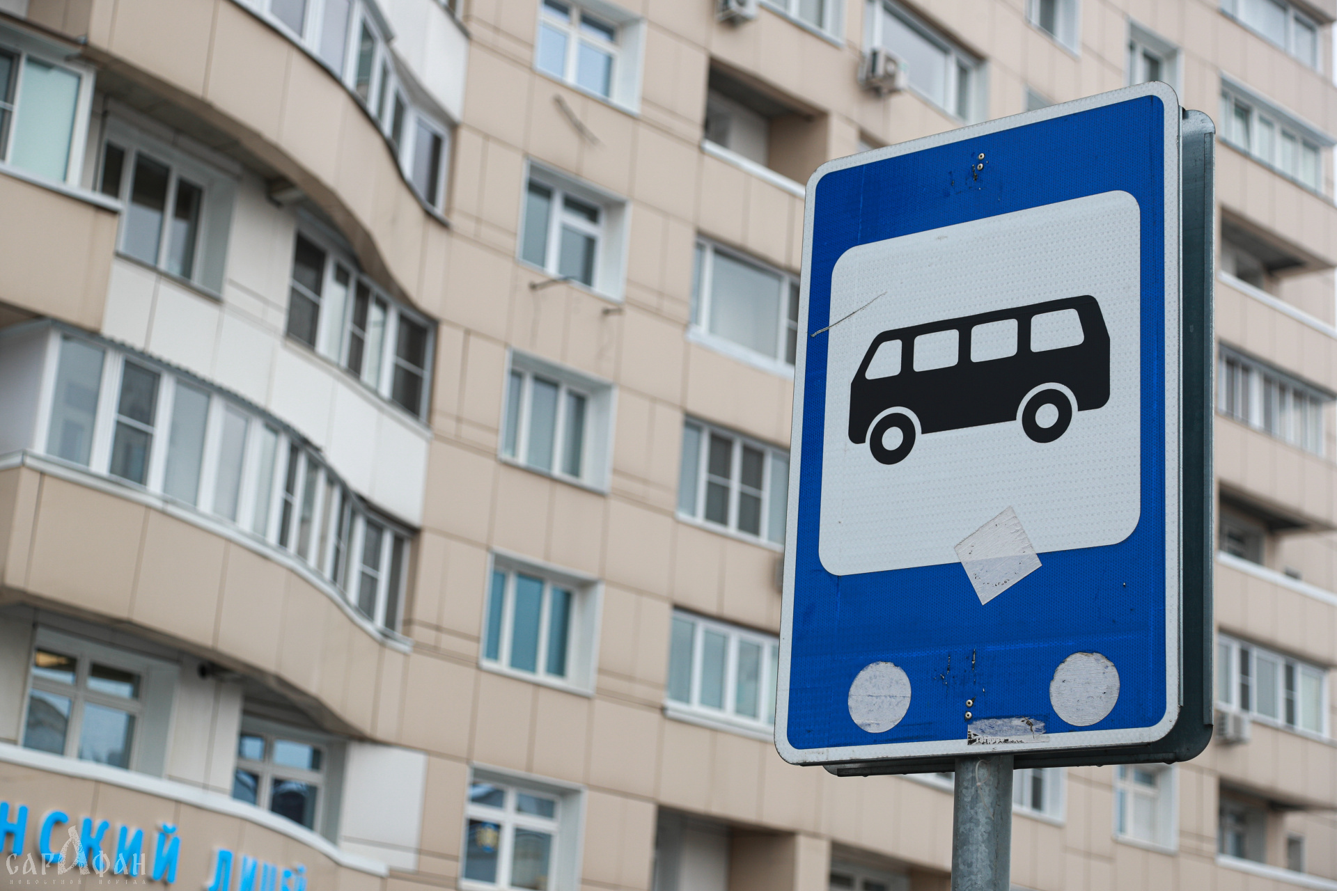 Кости ломались под весом многотонной машины: мужчина на рогах одним движением ноги отправил спешащего школьника под колеса автобуса