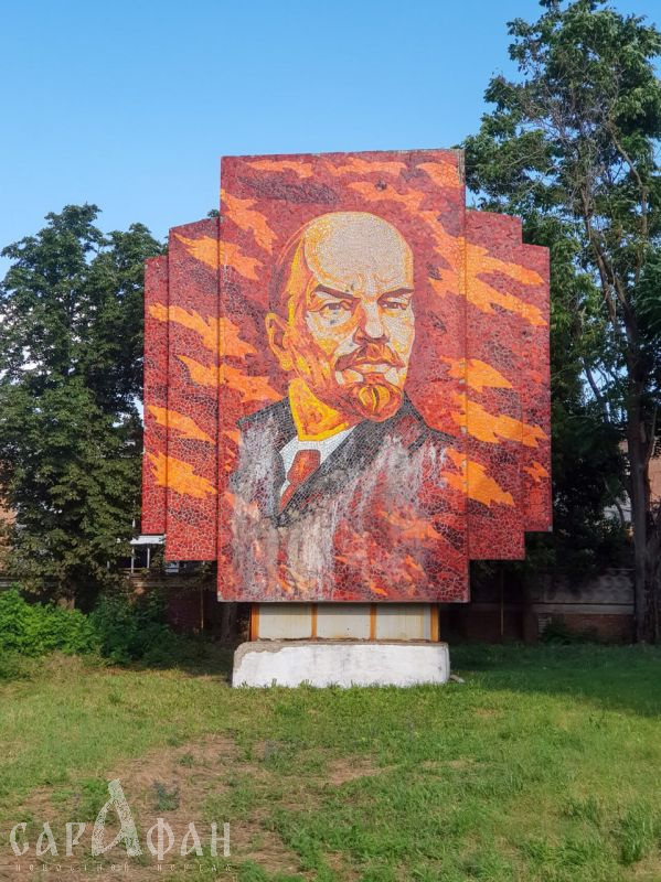 В Таганроге ветер повалил массивное панно с Лениным